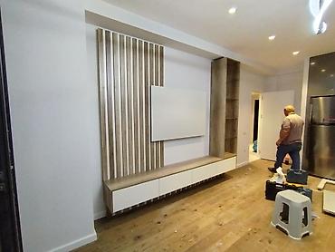 Modern TV stendi və dekorativ panel sistemi - Dizayn: Minimalist və