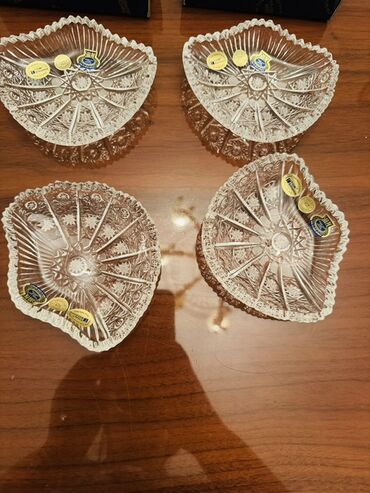 Külqabılar: Dörd ədəd "TOM Bohemia Crystal" markalı kristal qab dəsti. Hər qabın — 7