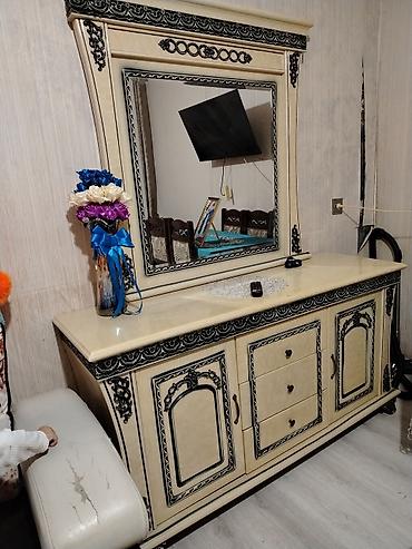 ofis mebel: Klassik tərzdə boudoir dəsti – güzgülü komod və puf - Rəng: krem/bej — 1