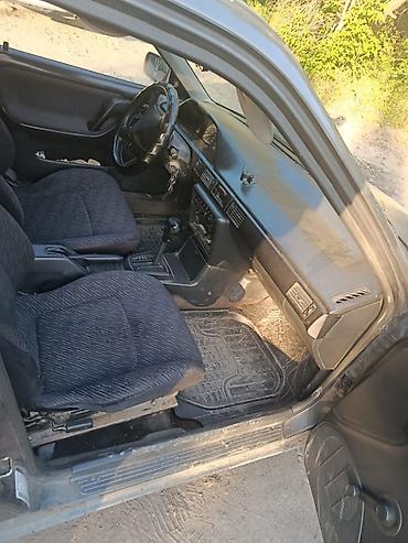 Транспорт: Mazda 323: 1990 г., Седан — 9