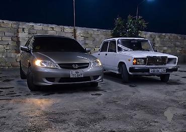 civic: Honda Civic – sedan, gümüşü rəng. - Korpus: 4 qapı, aerodinamik ön — 1
