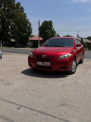 кия машына: Красный седан Toyota Camry. Автомобиль отличается элегантным дизайном