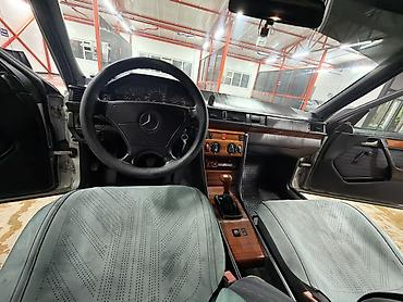 подномерник с подсветкой: Mercedes-Benz W124: 1993 г., 2 л, Механика, Бензин, Седан — 8