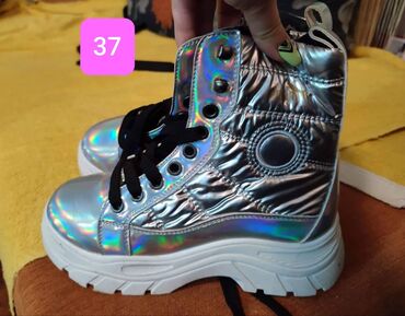 Ostala ženska obuća: Rasprodaja, dostupni brojevi obeleženi na slikama
Cena 3100 din — 4