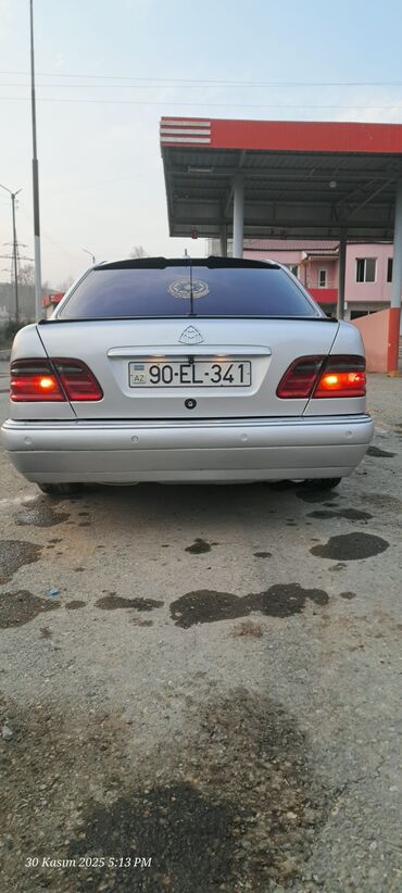 Mercedes-Benz: Mercedes-Benz E-Class (W210) sedan - Gümüş rəng, 4 qapı - Ön dəyirmi — 10