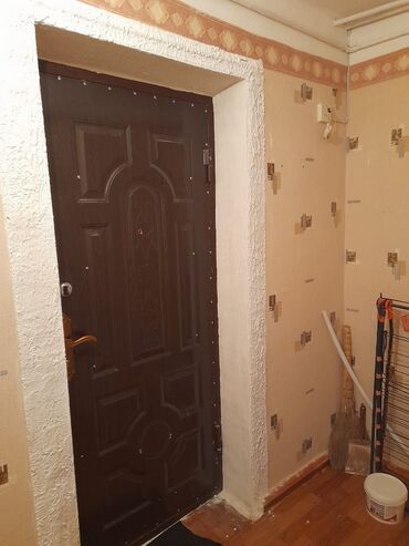 Otaqların uzunmüddətli kirayəsi: 1 otaqlı mənzil/interyer - Geniş, işıqlı otaq: klassik naxışlı divar — 4