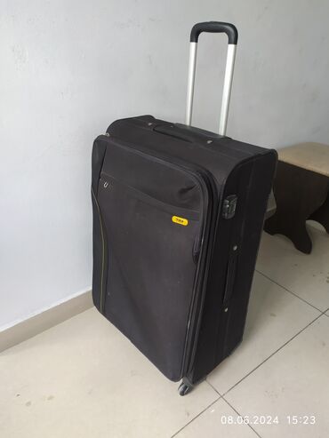 Сумки: Очень большой вместительный чемодан, был куплен в Дубае был один раз