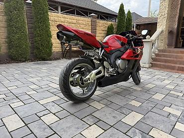 хонда сбр 600 рр: Honda CBR1000 — спортивный мотоцикл в красно‑черной раскраске. Год — 1