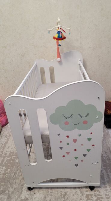 детскую коляску и кроватку: Детская приставная кроватка, Б/у, С колесиками, цвет - Белый