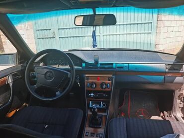 лупарик мерс 210: Седан Mercedes-Benz E-класса W124 серого цвета с классическим