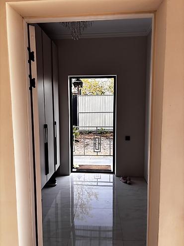 Продажа коттеджей и домов: Двухэтажный современный дом с террасой и огороженной территорией — 4