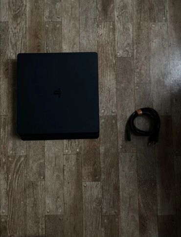 PS4 (Sony Playstation 4): Təmiz PS 4 Slim kasa 500 gb 1 pult (original tam işlək). Kabelləri