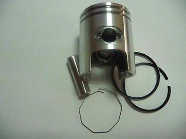 Piston sa prstenovima i osovinicom, pogodan za motore. Izrađen od