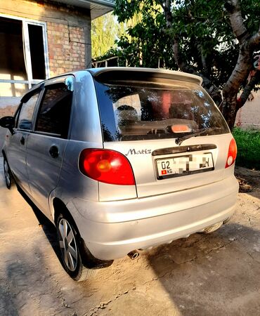 сотиладиган машиналар: Серебристый хэтчбек Daewoo Matiz с пятью дверями, оснащенный черными
