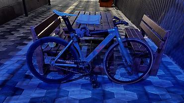 Велосипеды: Фикс-байк (fixed gear) с трековой геометрией и прямым рулём. Основные — 1
