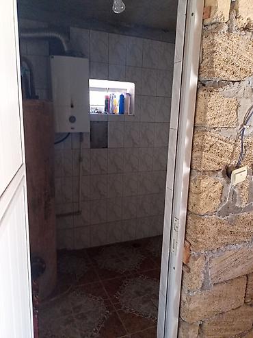 neapol dairesinde kiraye evler: 4 otaqlı mənzil 140кв - Geniş və işıqlı zal: divarları açıq yaşıl — 9
