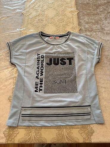 Qadın T-shirt - Rəng: Açıq mavi (bozaltı ton) - Üzərində yazı və