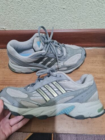 Кроссовки и спортивная обувь: Adidas adiprene,состояние хорошее.
размер,40