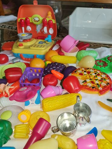 Игрушки: Набор детской посудки и пластиковых овощей и фруктов