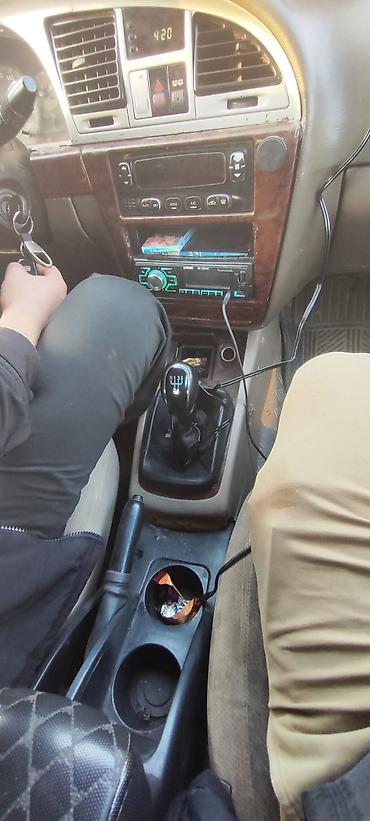 Другие автомобили: Белый седан компакт‑класса с передним приводом. Кузов 4‑дверный, на — 17