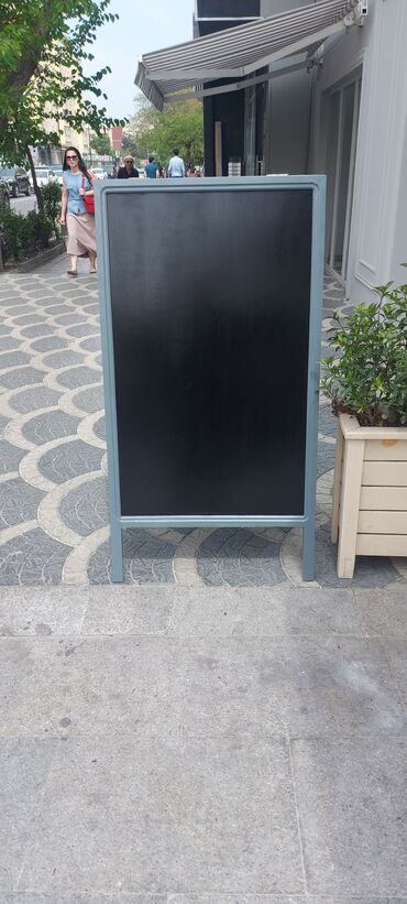 Reklam lövhələri: Taxta menyu lövha. Axan led işiqli reklam tablosu.Mùxtàlif növ reklam — 10