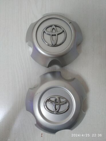 Другие аксессуары для шин, дисков и колес: Продаю две штуки крышки для диска на Tayota LC200. 500 сом за штуку