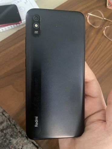 Техника для кухни: Redmi 9A smartfonu, mat qara rəngdə arxa tərəfi ilə təqdim olunur