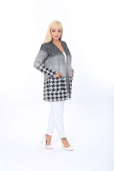 Kaputi: Kardigani Xl do 4xl
3200 — 6
