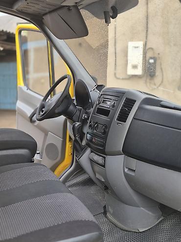 7 местные: Mercedes-Benz Sprinter (длинная база, высокий кузов), жёлтый фургон — 6