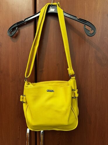 Çantalar: Şaftalı rəngli, düzbucaqlı formalı klaç çantası. Çanta qızılı rəngli — 9