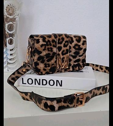 naocare za devojcice: Ženska crossbody torba sa širokim kaišem i metalnim „M“ detaljem - — 7