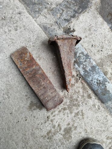 Наборы инструментов: Инструменты советские - молотки по 200 сом; ножницы по металлу большие — 10