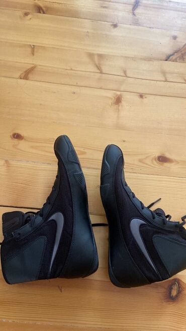 Çəngəllər: Nike qara rəngli yüksək boğazlı idman ayaqqabısı. - Rəng: tam qara