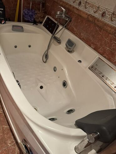 Mətbəx çanaqları: Hidromasajlı vanna – SPA funksiyalı künc model - Akril gövdə, dərin