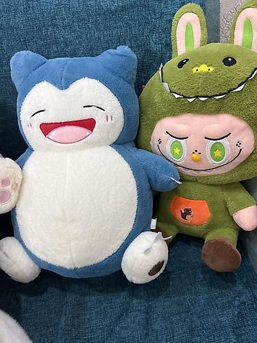 Игрушки: Мягкие игрушки — набор Описание: - Плюшевый котик-бродячка с багетом — 55