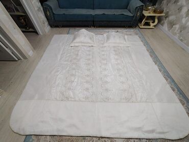 Pərdə və jalüzlər: Yataq üçün Yeni Qaşlı rəng - Ağ Yataq örtüyü, Ünvandan götürmə