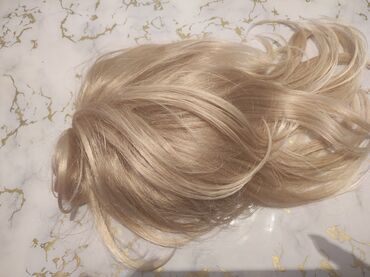 купить натуральные парики в бишкеке: Продаю новый шиньон заколку для светлых волос, цвет светлый