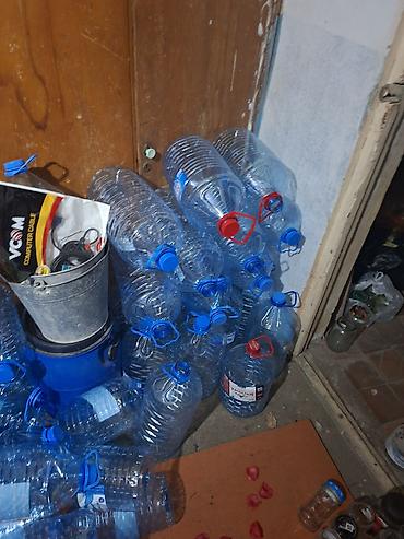 Qab-qacaq və mətbəx ləvazimatları: Toplu plastik bidonlar (5–10 litr həcmli) satılır. 5 litrlik 20 qəpik — 2