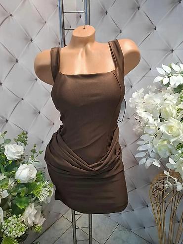 deichmann: Kratka ženska haljina sa bretelama i kvadratnim izrezom. Model je — 1