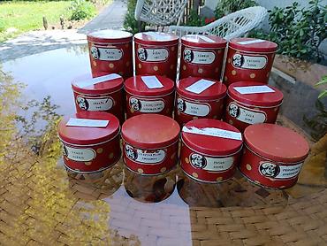 медные самовары: Набор винтажных металлических банок для сыпучих продуктов и специй. - — 1
