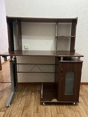 Компьютерные столы: Компьютерный стол, Б/у, С полками — 1