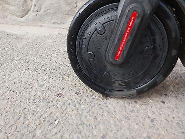 Elektrikli samokatlar: Elektrik skuter PRİBLEMİ TEKERLERİ PARTLAQ OLMASIDIR HER ŞEY İSLİYİR — 3