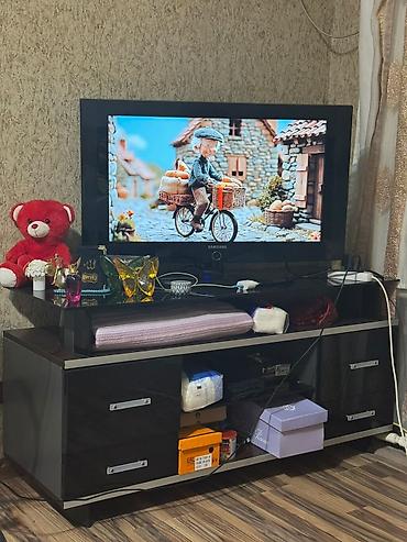 smart tv box: Samsung LED televizor + TV stendi - Ekran: təxminən 32–40 düym — 1