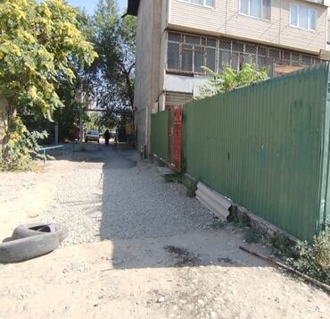 куплю сетку для забора: Продаю б/у забор 20 метров,листы проф,настил1на2 метра стойки4на 4 см