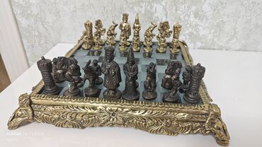 Şahmatlar: Bu bürüncdən hazırlanmış, əl işi klassik şahmat dəstidir. Antik