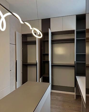 Sifarişlə dolablar: Düz dolab, Yataq otağı üçün, Qarderob, Açılan, Korpuslu, 5 qapı — 10