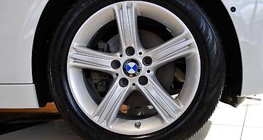 avto servis: BMW orijinal yüngül lehimli disk və şin komplekti F30 disqilər — 1