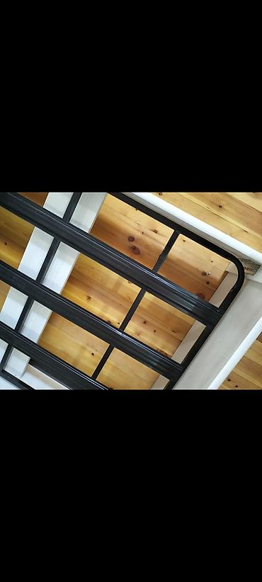 Çarpayılar: Ağ rəngli tək nəfərlik çarpayı və döşək - Ölçü: təxminən 98×2m6sm tək — 3