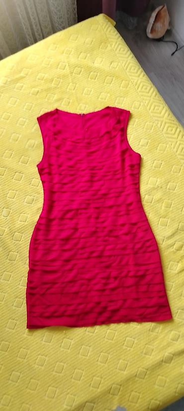 ceger torbe: Prelepa crvena haljina brenda H&M, sa detaljima napred, pozadi ih — 1