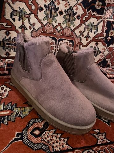 женские демисезонные спортивные сапоги: Ugı Qadın/Qış botları – qısa Chelsea üslubu 44 olcu İsti, rahat və